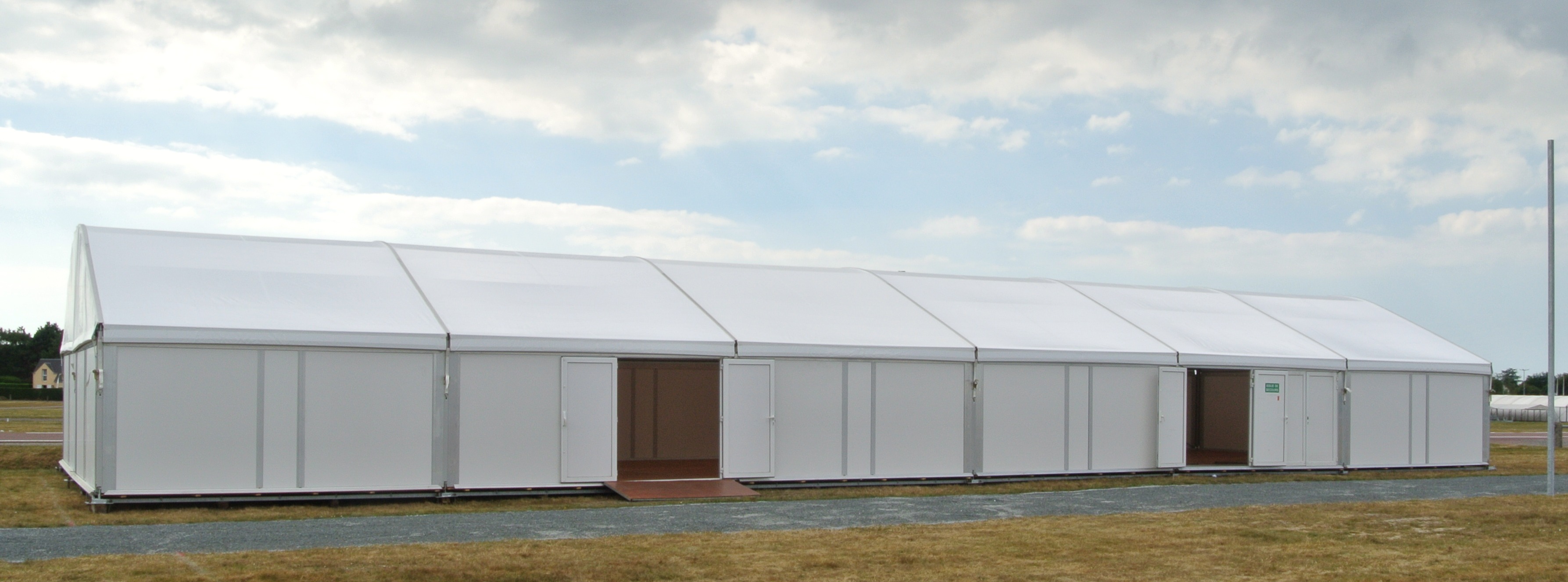 Structure de stockage en panneaux rigides